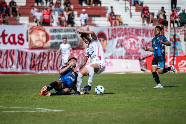 Comment structurer une séance d'entraînement pour un cycliste préparant une course par étapes?